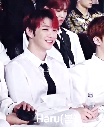 [워너원] 팬이 물 달라고 했을 때 강다니엘 반응. gif | 인스티즈