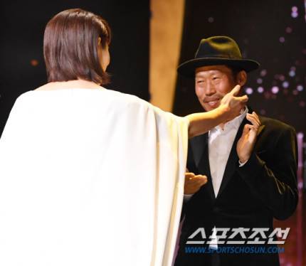 김혜수에 축하인사 받는 유해진 | 인스티즈