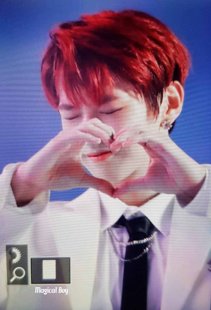 [워너원] 팬이 물 달라고 했을 때 강다니엘 반응. gif | 인스티즈