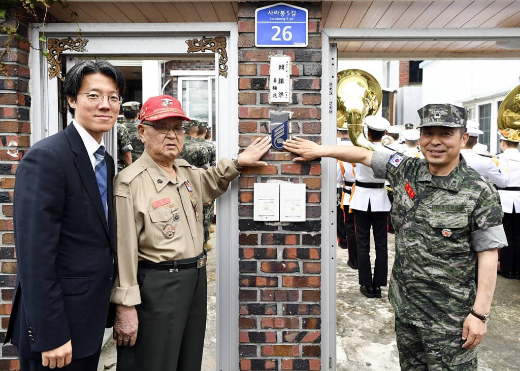 국가유공자 명패 달아드리는 해병대.jpg | 인스티즈