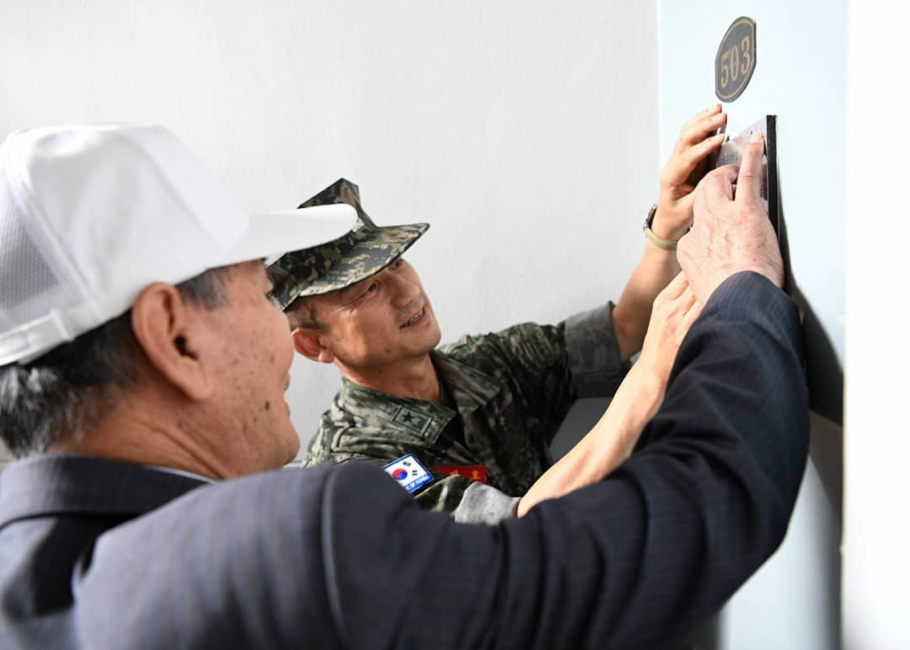 국가유공자 명패 달아드리는 해병대.jpg | 인스티즈