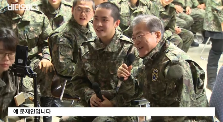 이니 앞에서 레드벨벳 춤추는 병사ㅋㅋㅋ.gif | 인스티즈