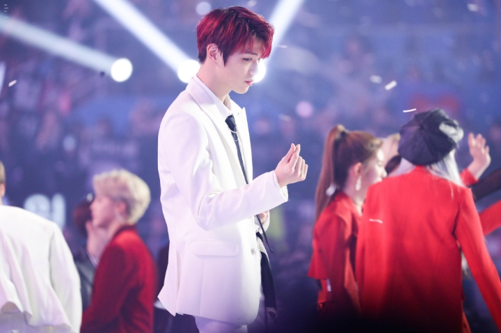 [워너원] 팬이 물 달라고 했을 때 강다니엘 반응. gif | 인스티즈
