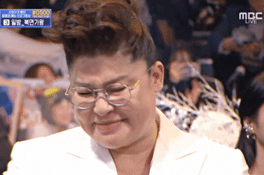 [mbc연예대상] 송팀장한테 무릎 꿇고 꽃 전달해주는+송팀장 수상소감 들으며 우는 이영자.gif | 인스티즈