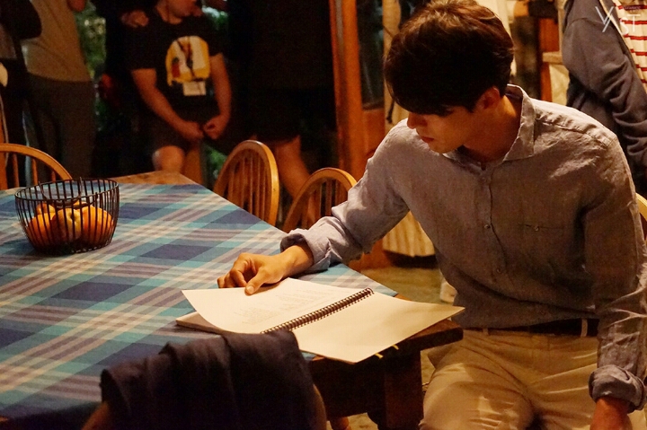 스페인 술자리에서 내츄럴한 모습의 현빈! | 인스티즈