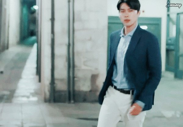 스페인 술자리에서 내츄럴한 모습의 현빈! | 인스티즈