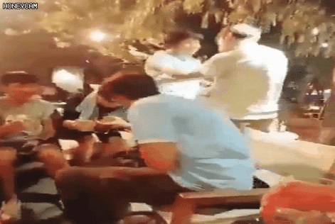 스페인 술자리에서 내츄럴한 모습의 현빈! | 인스티즈