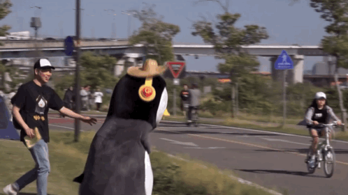 펭귄이 한강에서 일하다가 최애 연예인을 만났을 때.jpgif | 인스티즈