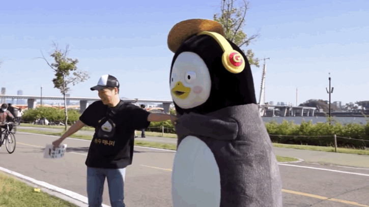 펭귄이 한강에서 일하다가 최애 연예인을 만났을 때.jpgif | 인스티즈