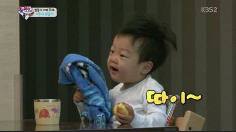 아직도 애착담요 들고다니는 서준이.jpgif | 인스티즈