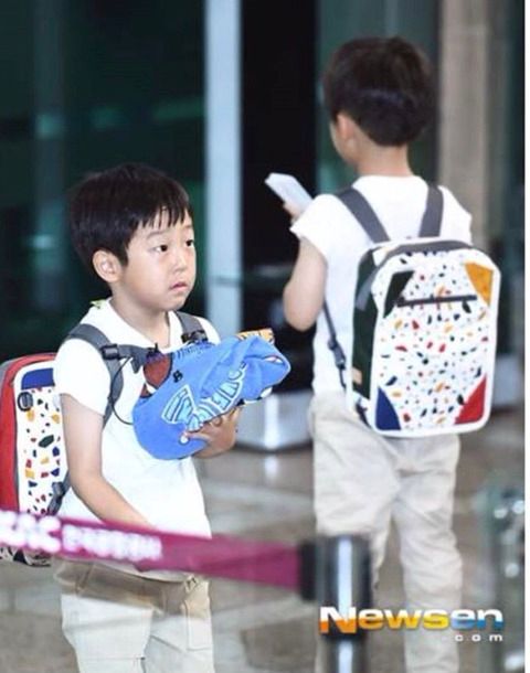 아직도 애착담요 들고다니는 서준이.jpgif | 인스티즈