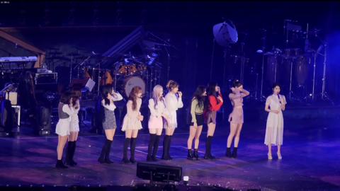 콘서트 게스트로 와준 트와이스에게 아이유가 준 선물.jpg | 인스티즈