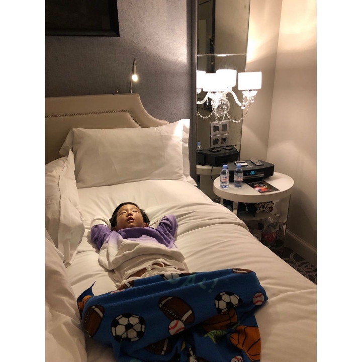 아직도 애착담요 들고다니는 서준이.jpgif | 인스티즈