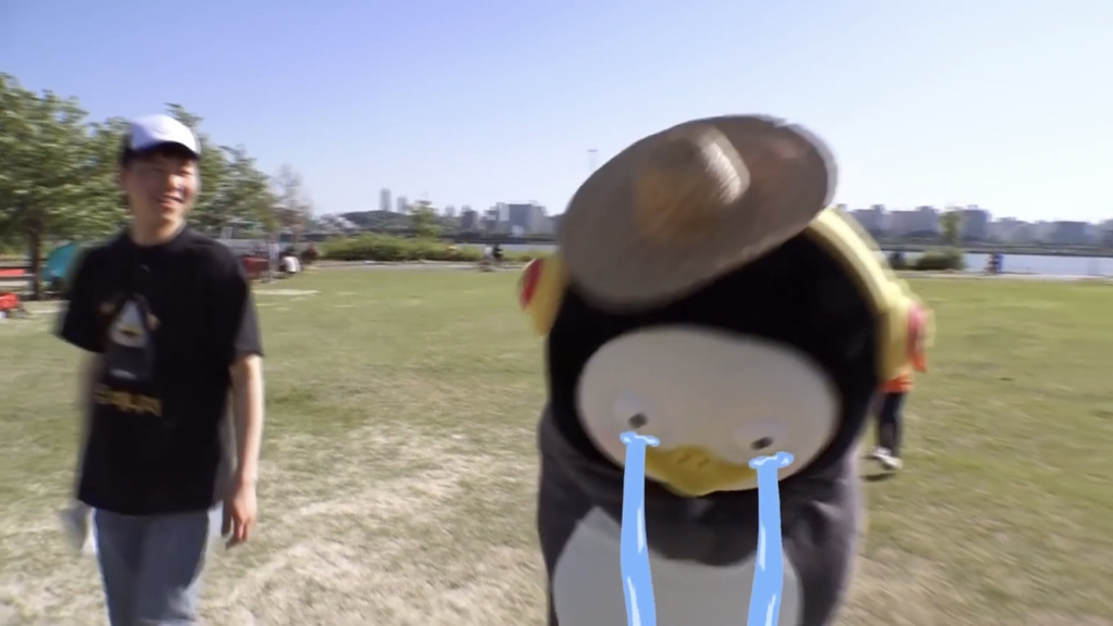 펭귄이 한강에서 일하다가 최애 연예인을 만났을 때.jpgif | 인스티즈