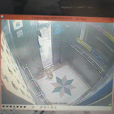 엘레베이터에 토해놓고 그냥 내린 사람들 때문에 아이를 안은 채 심하게 자빠졌네요 | 인스티즈