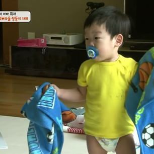 아직도 애착담요 들고다니는 서준이.jpgif | 인스티즈