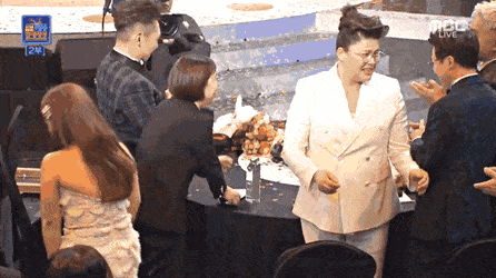 대상 호명 직후 끌어안고 오열하는 송팀장과 이영자.gif | 인스티즈
