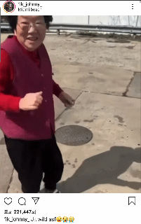 아시안 할머니에게 손세정제 뿌리는 흑인(인종차별).jpg | 인스티즈