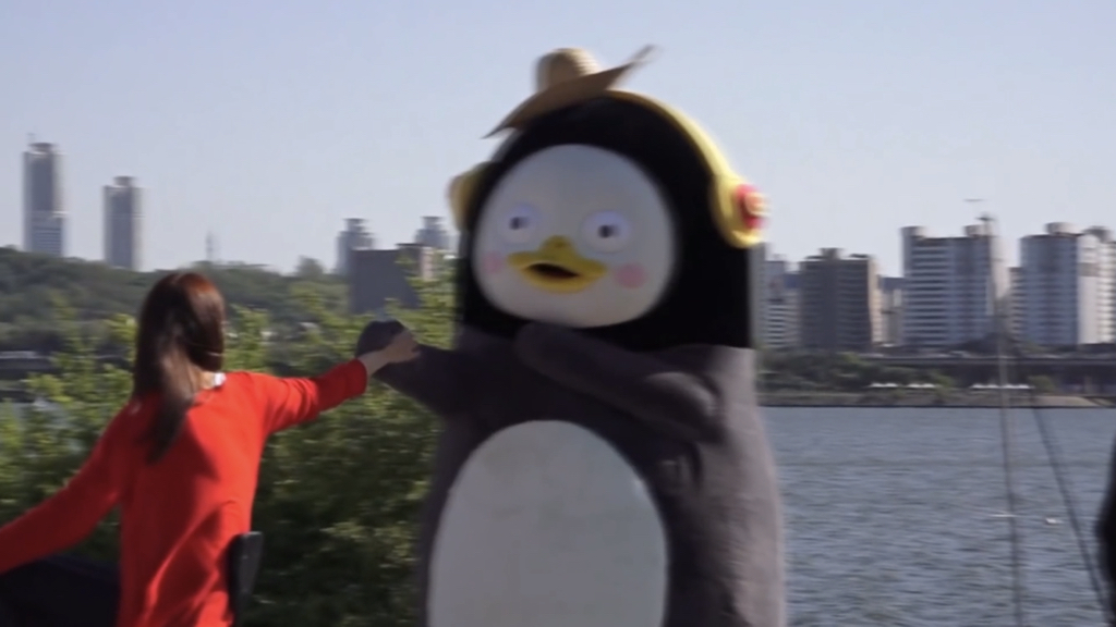 펭귄이 한강에서 일하다가 최애 연예인을 만났을 때.jpgif | 인스티즈