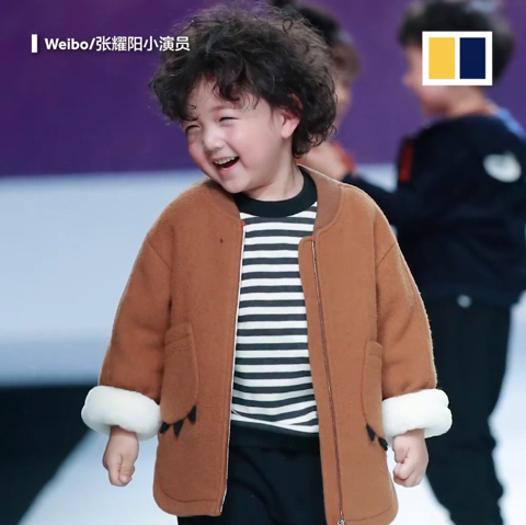 중국 런웨이 중 장난치다 넘어지는 모델.gif | 인스티즈