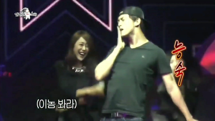 무대에 난입한 옥택연 얘기하는 백지영 | 인스티즈