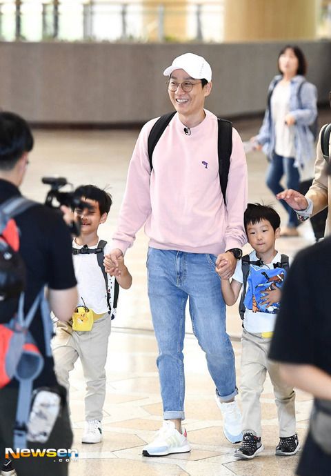 아직도 애착담요 들고다니는 서준이.jpgif | 인스티즈