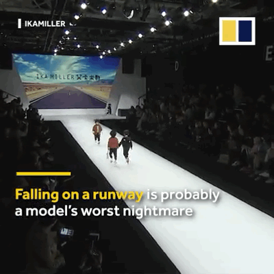 중국 런웨이 중 장난치다 넘어지는 모델.gif | 인스티즈