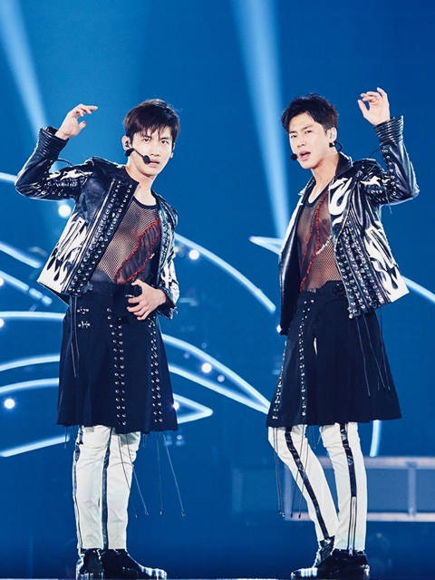 일본만 가면 스타일링이 이상해지는 어느 한 그룹...jpg | 인스티즈