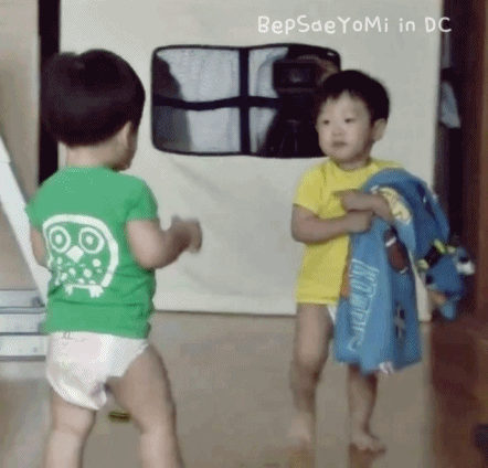 아직도 애착담요 들고다니는 서준이.jpgif | 인스티즈