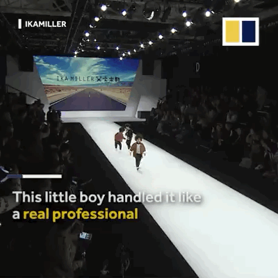 중국 런웨이 중 장난치다 넘어지는 모델.gif | 인스티즈