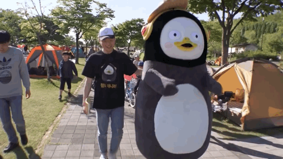 펭귄이 한강에서 일하다가 최애 연예인을 만났을 때.jpgif | 인스티즈