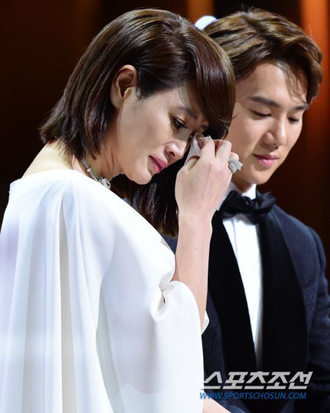 한지민 수상에 눈물 흘리는 김혜수 | 인스티즈
