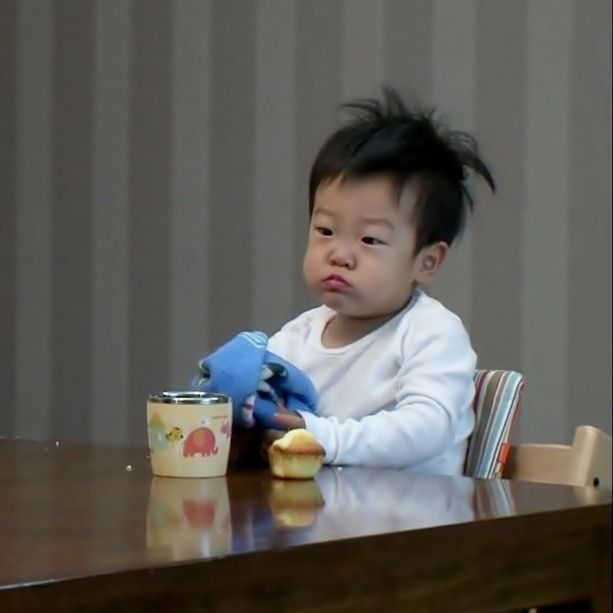 아직도 애착담요 들고다니는 서준이.jpgif | 인스티즈