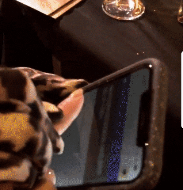 보아 할로윈 코스튬 전신 호피라 소시 유리 손가락 빌려 폰하는 중ㅋㅋㅋㅋ.gif | 인스티즈