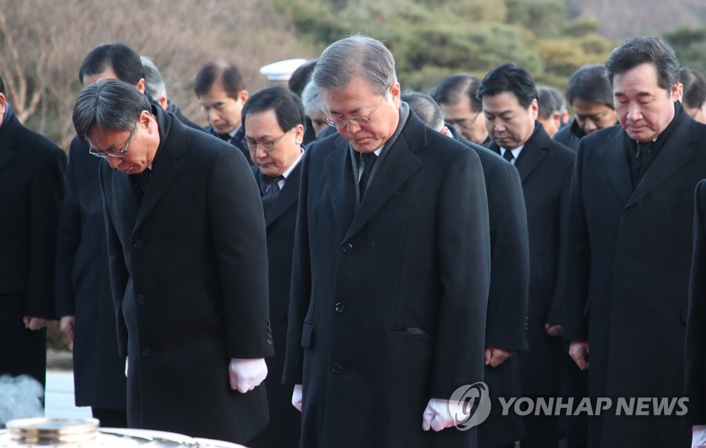 2019.01.02 현충원 참배로 신년 공식업무 시작한 문재인 대통령.jpg | 인스티즈