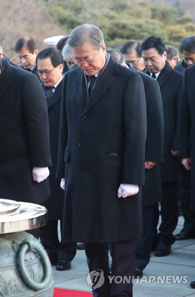 2019.01.02 현충원 참배로 신년 공식업무 시작한 문재인 대통령.jpg | 인스티즈