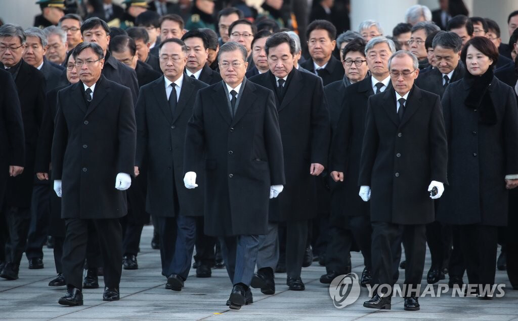 2019.01.02 현충원 참배로 신년 공식업무 시작한 문재인 대통령.jpg | 인스티즈