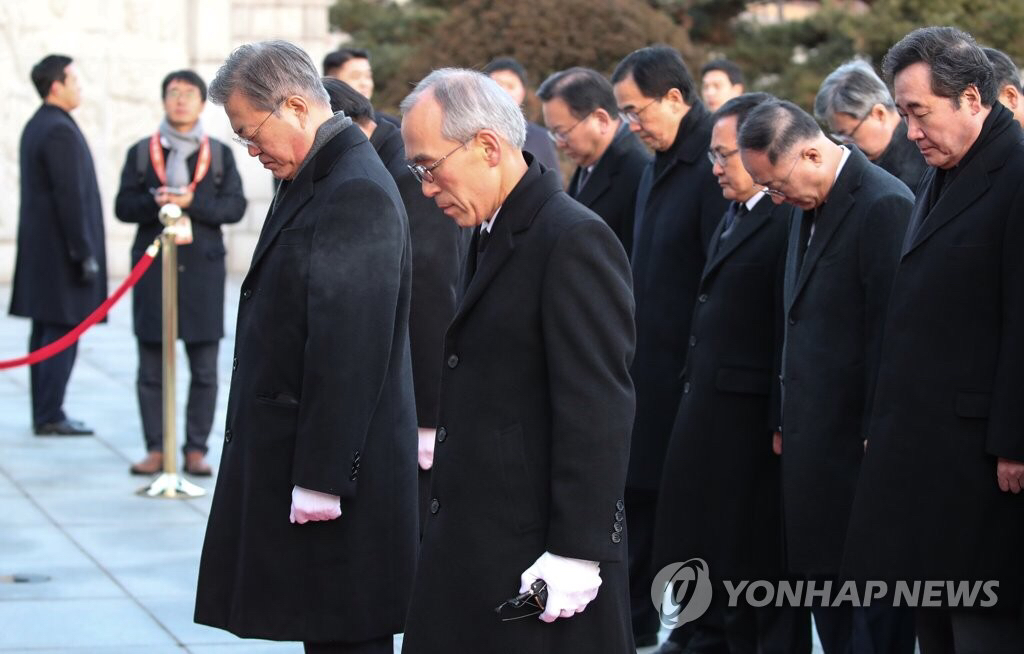 2019.01.02 현충원 참배로 신년 공식업무 시작한 문재인 대통령.jpg | 인스티즈