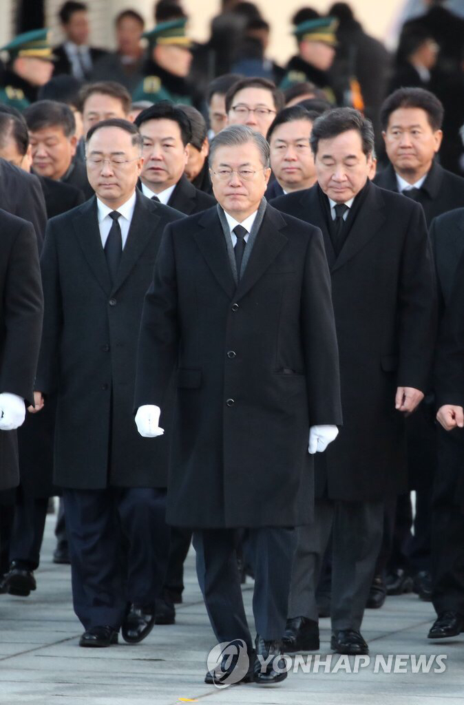 2019.01.02 현충원 참배로 신년 공식업무 시작한 문재인 대통령.jpg | 인스티즈