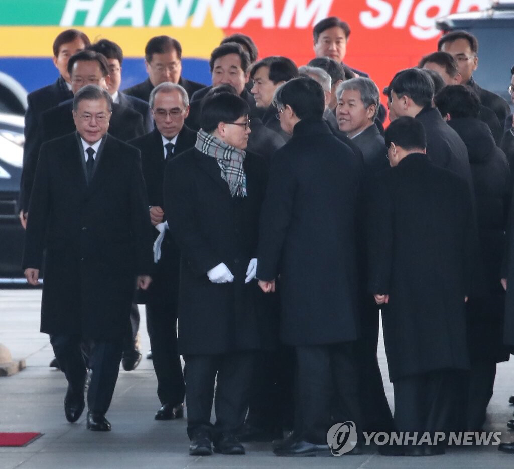 2019.01.02 현충원 참배로 신년 공식업무 시작한 문재인 대통령.jpg | 인스티즈