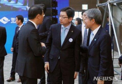 제6회 지방자치의 날 기념식에 참석한 김경수 도지사♥ | 인스티즈