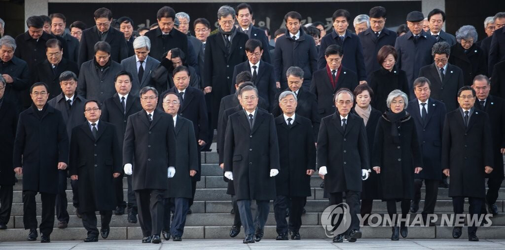 2019.01.02 현충원 참배로 신년 공식업무 시작한 문재인 대통령.jpg | 인스티즈