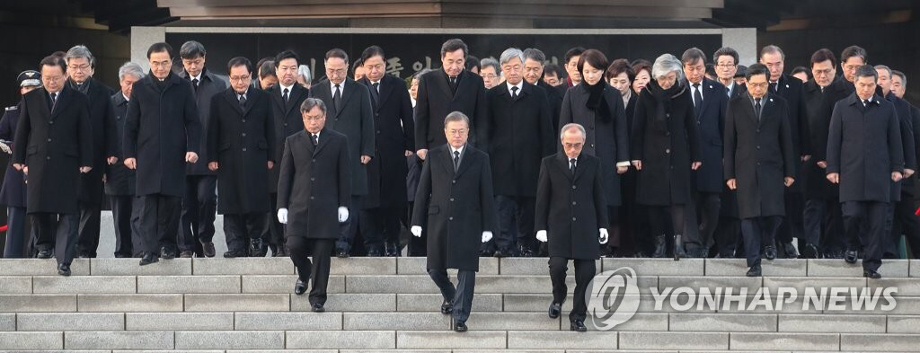 2019.01.02 현충원 참배로 신년 공식업무 시작한 문재인 대통령.jpg | 인스티즈