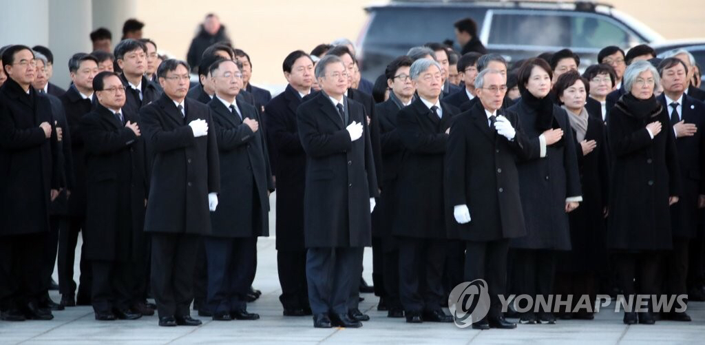 2019.01.02 현충원 참배로 신년 공식업무 시작한 문재인 대통령.jpg | 인스티즈