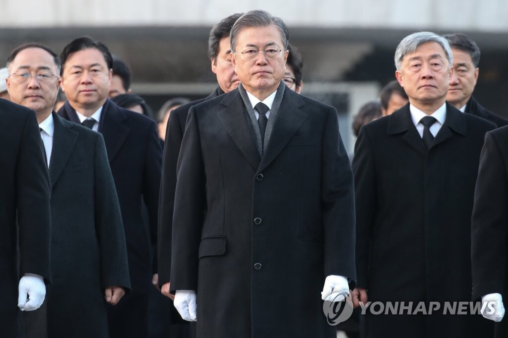 2019.01.02 현충원 참배로 신년 공식업무 시작한 문재인 대통령.jpg | 인스티즈