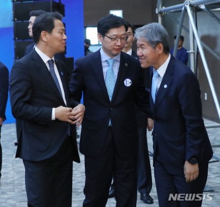 제6회 지방자치의 날 기념식에 참석한 김경수 도지사♥ | 인스티즈