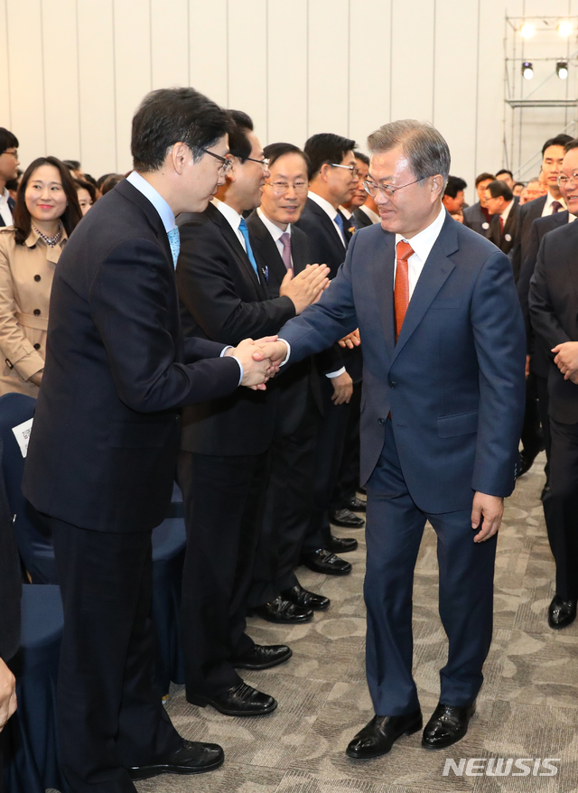 제6회 지방자치의 날 기념식에 참석한 김경수 도지사♥ | 인스티즈