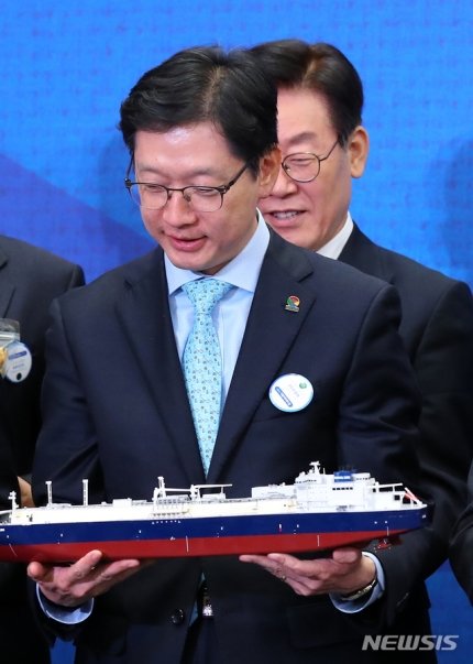 제6회 지방자치의 날 기념식에 참석한 김경수 도지사♥ | 인스티즈