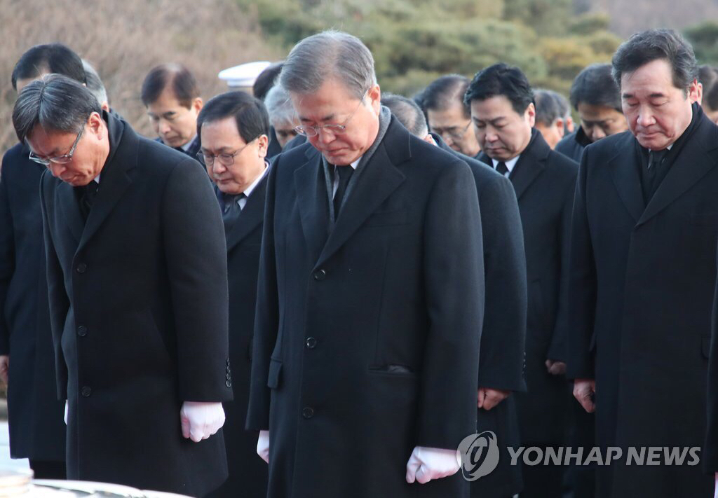 2019.01.02 현충원 참배로 신년 공식업무 시작한 문재인 대통령.jpg | 인스티즈