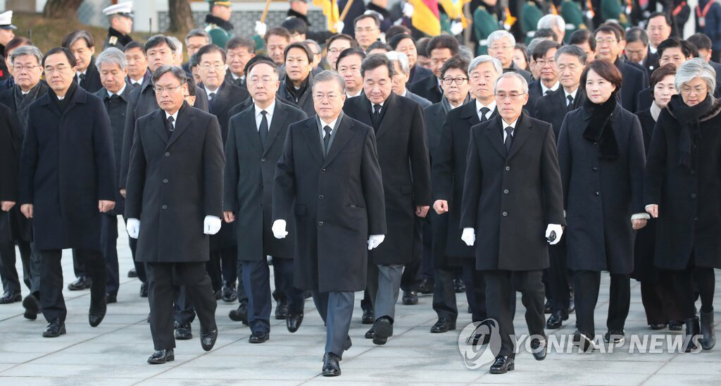 2019.01.02 현충원 참배로 신년 공식업무 시작한 문재인 대통령.jpg | 인스티즈